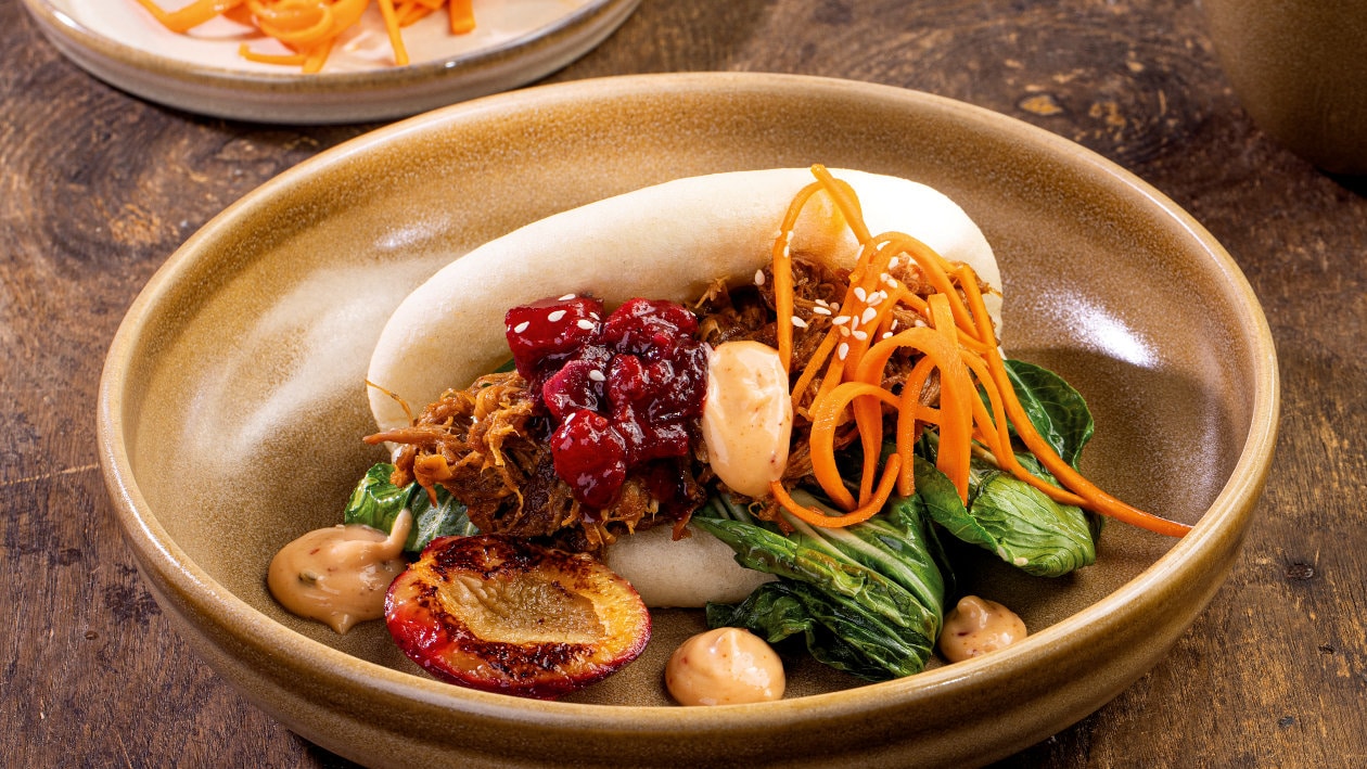 Bao szarpana wieprzowina / śliwkowy relish / marchew